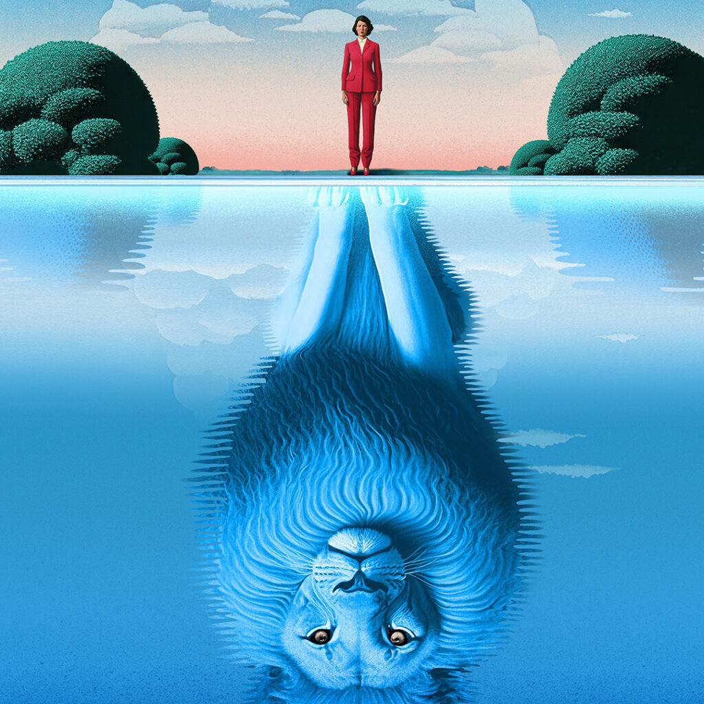 kvinna står vid vattnet och hennes spegelbild är ett stort lejon