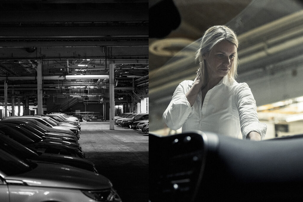 Nina Selander i en öde fabriksbyggnad med saab-bilar