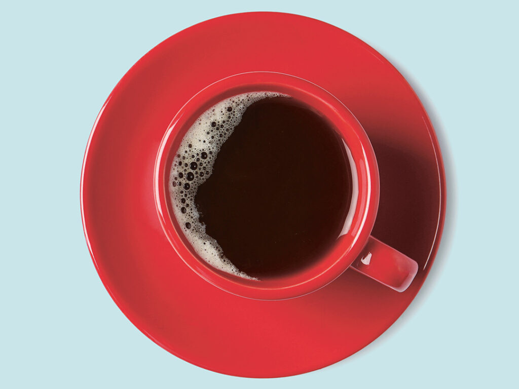 Smakrikt kaffe i kopp isolerad på vitt, ovanifrån