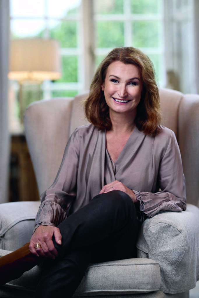 viveca sten sitter i en fåtölj